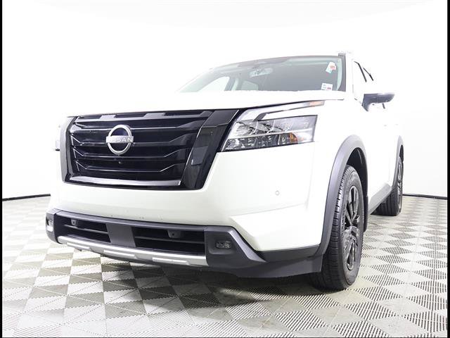 Used 2023 Nissan Pathfinder SL FWD image 2