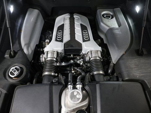 Used 2015 Audi R8 V8 w/ Extended Leather Package image 28