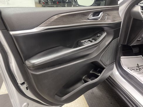 Used 2024 Jeep Grand Cherokee L Limited w/ Luxury Tech Group II AWD/4WD image 10