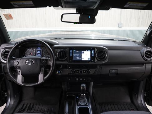 Used 2018 Toyota Tacoma TRD Sport image 17