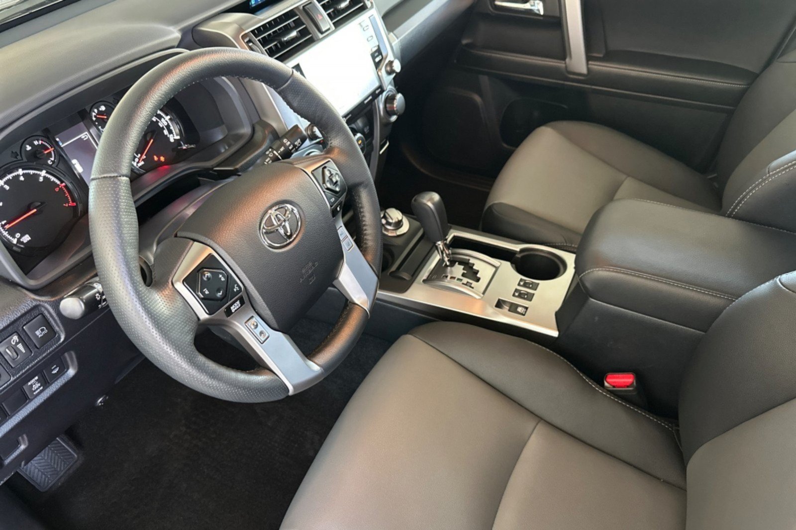 Used 2024 Toyota 4Runner SR5 Premium w/ Moonroof Package AWD/4WD image 9