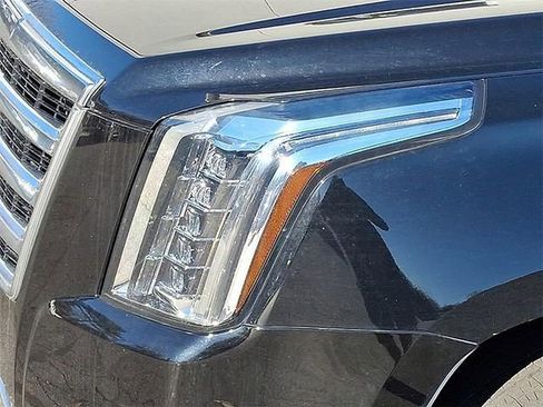 Used 2020 Cadillac Escalade Premium Luxury image 28