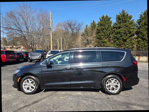 Used 2018 Chrysler Pacifica Touring Plus w/ Tire & Wheel Group image 4