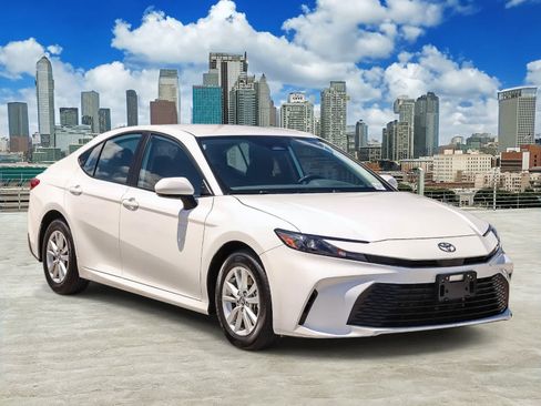 Used 2025 Toyota Camry LE FWD image 3