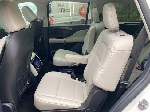 Used 2025 Lincoln Aviator 2WD image 9