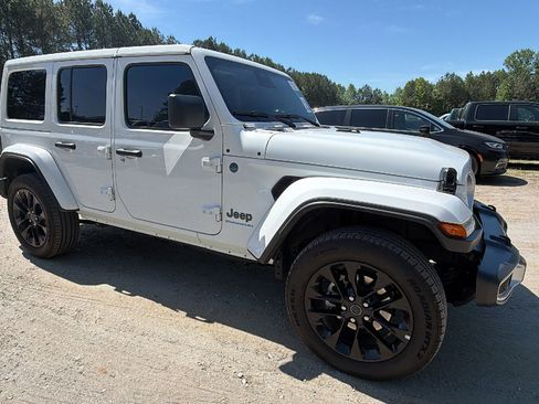 Used 2025 Jeep Wrangler Unlimited Sahara w/ Safety Group AWD/4WD image 5