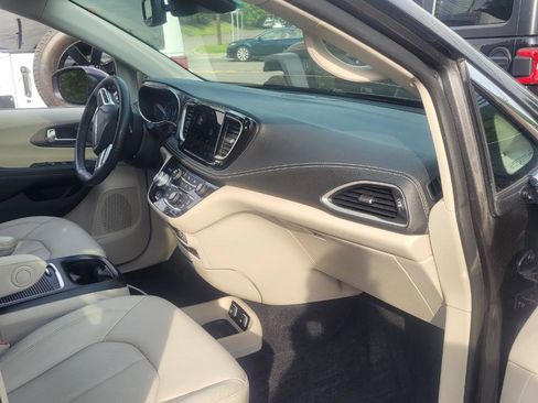 Used 2021 Chrysler Pacifica Touring-L w/ Uconnect Theater Family Group FWD image 31