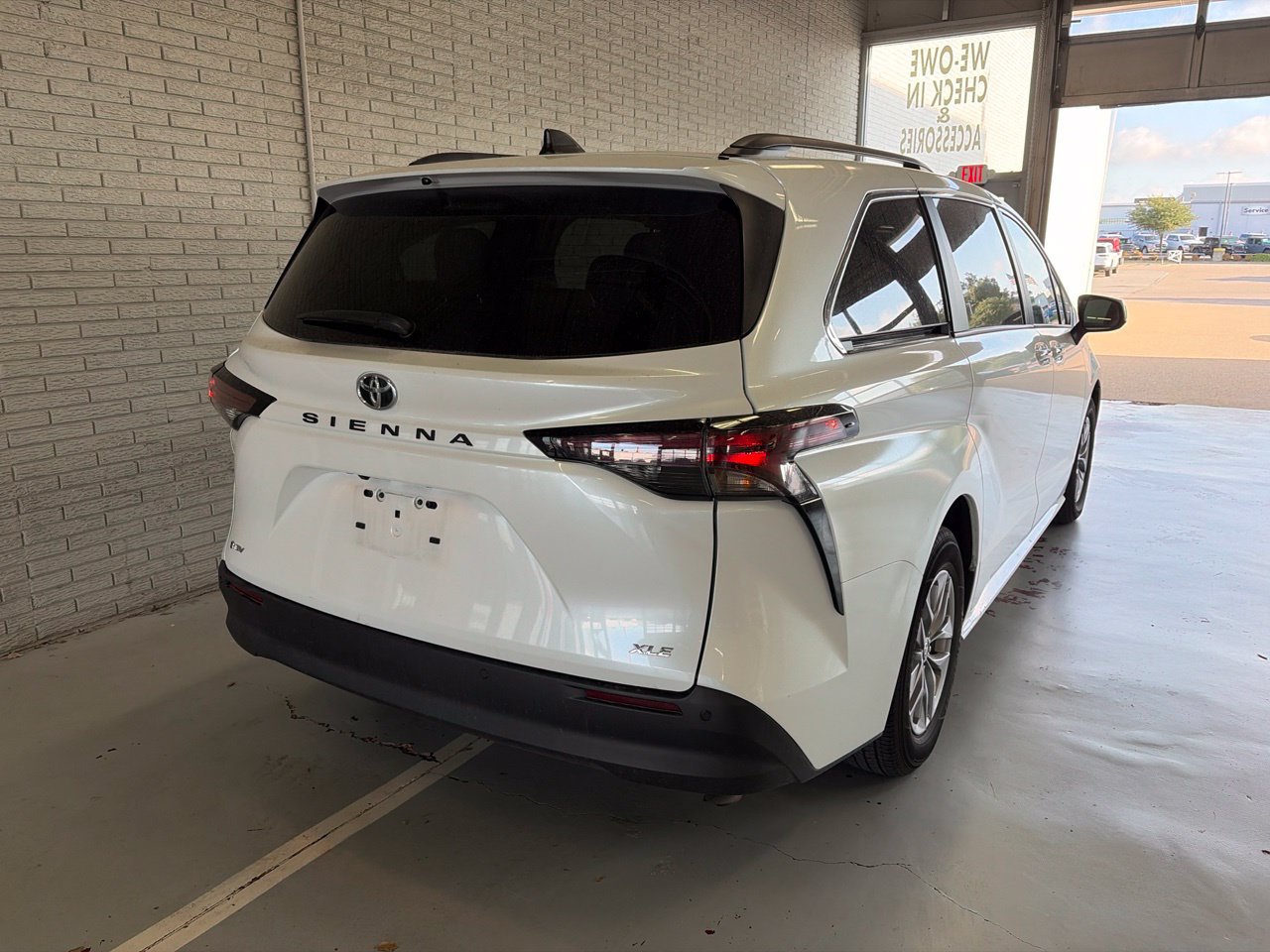Used 2026 Toyota Sienna XLE FWD image 3