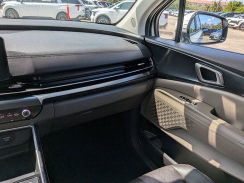 Used 2025 Kia Carnival FWD image 16