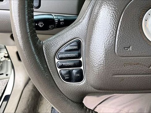 Used 2003 Lincoln Town Car Signature RWD image 10