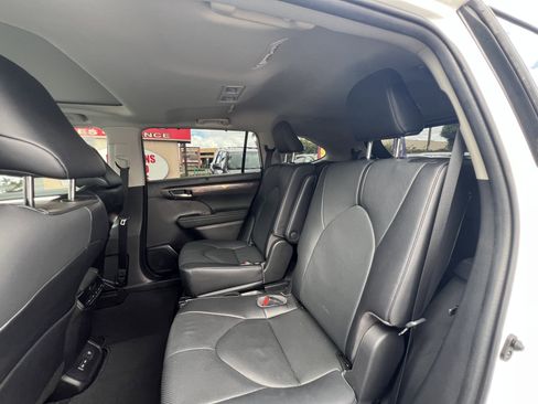 Used 2023 Toyota Highlander Limited FWD image 7