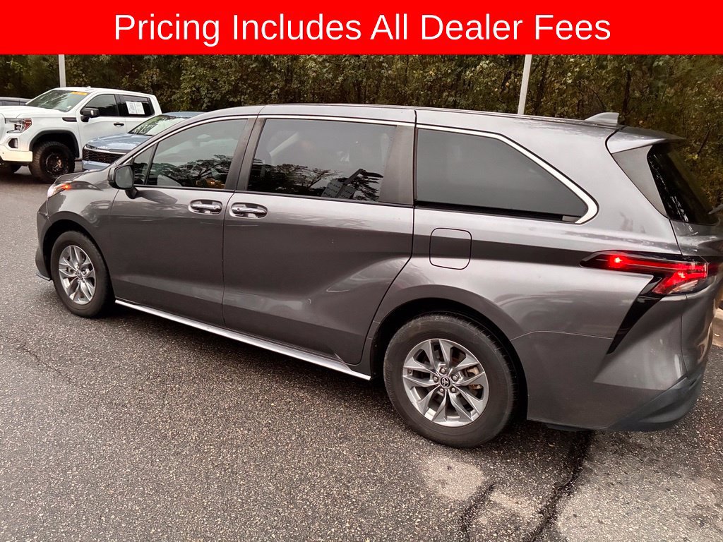 Used 2023 Toyota Sienna XLE FWD image 2