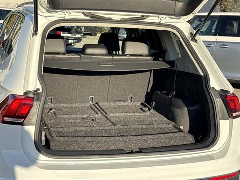 Used 2022 Volkswagen Tiguan SE w/ Panoramic Sunroof Package image 24