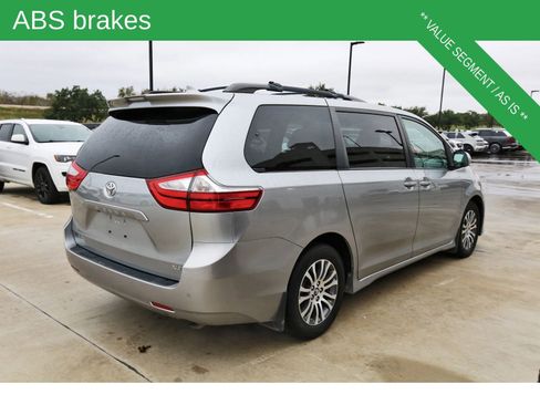 Used 2018 Toyota Sienna XLE image 8