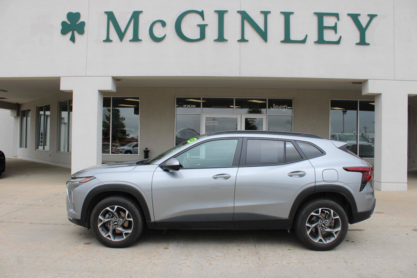 Used 2025 Chevrolet Trax LT FWD image 1