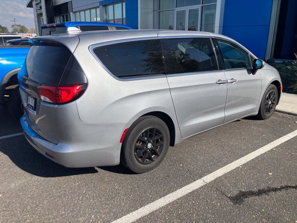 Used 2018 Chrysler Pacifica LX FWD image 3