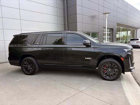 Used 2024 Cadillac Escalade ESV V w/ LPO, ONYX Package image 4