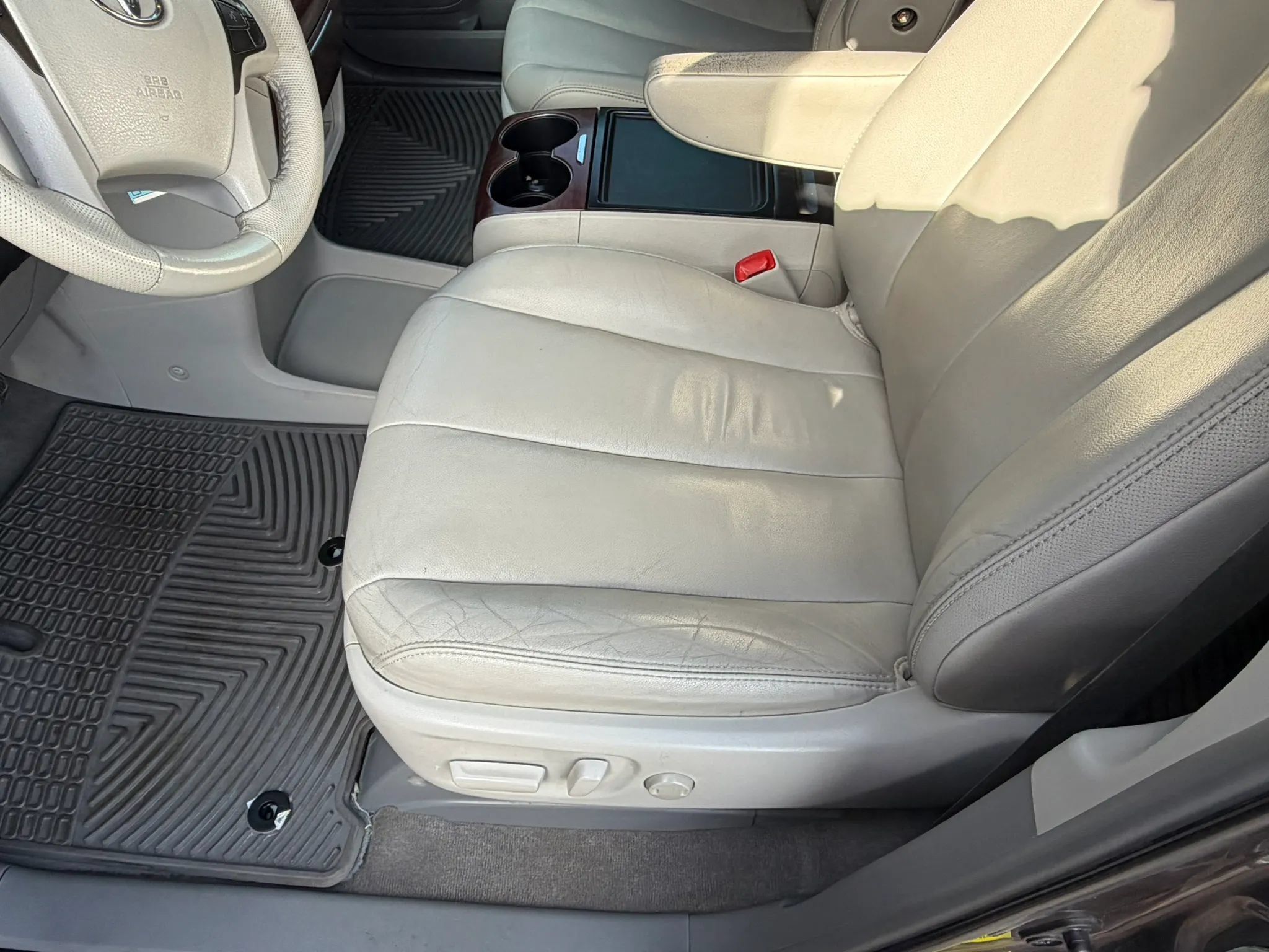 Used 2013 Toyota Sienna XLE FWD image 17