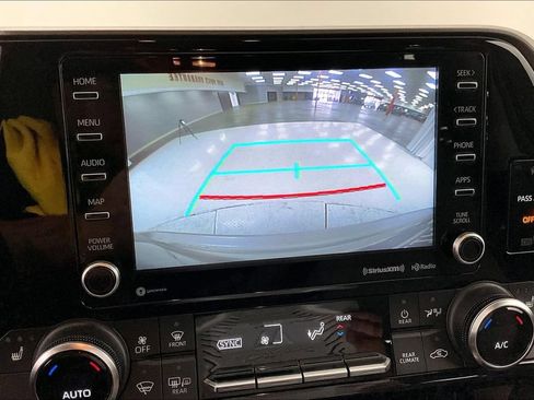 Used 2022 Toyota Highlander XLE AWD/4WD image 13