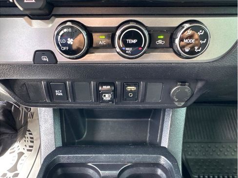Used 2018 Toyota Tacoma SR5 RWD image 30