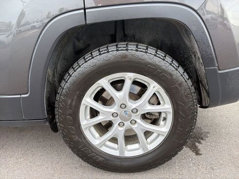 Used 2016 Jeep Cherokee Latitude w/ Cold Weather Group image 28