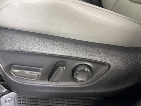 Used 2025 Toyota Sienna XLE image 3