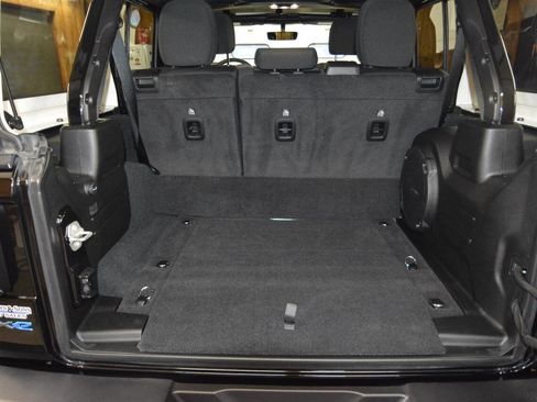 Used 2023 Jeep Wrangler Unlimited w/ Cold Weather Group image 13