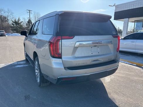 Used 2023 GMC Yukon SLT w/ SLT Luxury Package image 9
