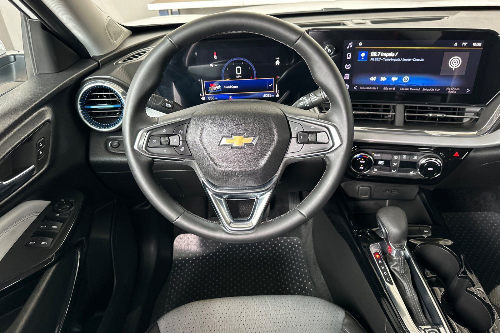 Used 2026 Chevrolet Trax LT w/ LT Convenience Package FWD image 17