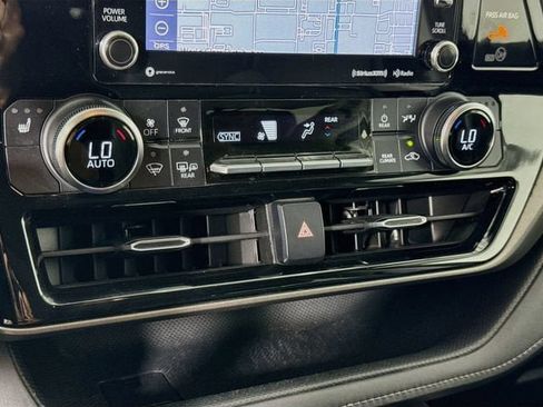 Certified 2021 Toyota Highlander XLE FWD image 18