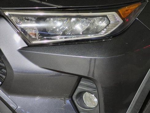 Used 2019 Toyota RAV4 XLE w/ Convenience Package FWD image 9