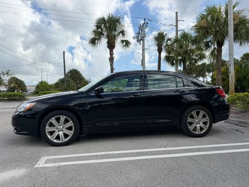Used 2013 Chrysler 200 Touring FWD image 4