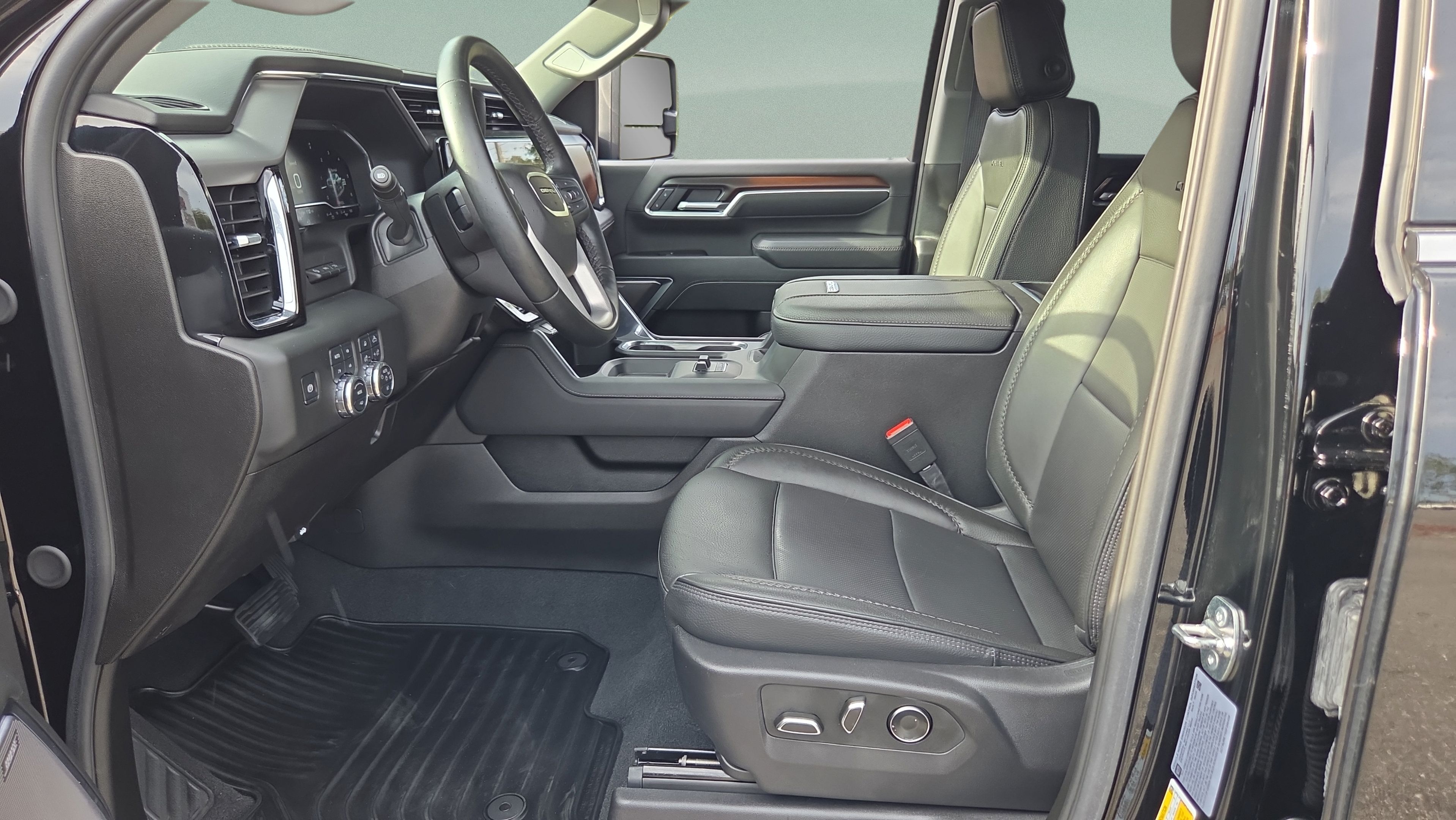 Certified 2025 GMC Sierra 2500 Denali w/ Technology Package AWD/4WD image 11