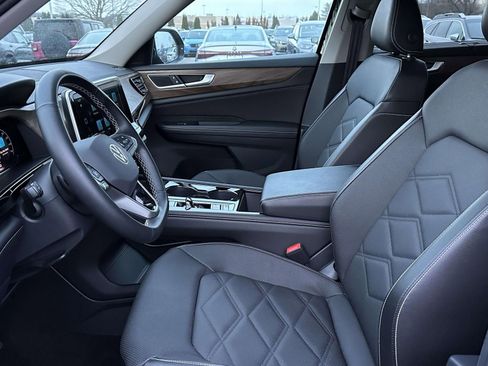 Used 2025 Volkswagen Atlas SE image 8