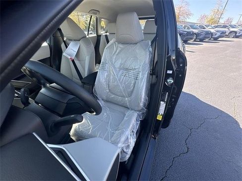 Used 2026 Toyota Corolla Cross L image 12
