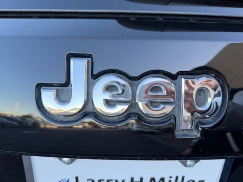 Used 2017 Jeep Grand Cherokee Limited w/ Luxury Group II image 24