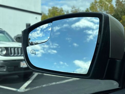 Used 2018 Ford Focus SE w/ SE Appearance Package image 32