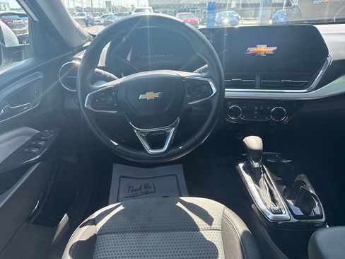 Used 2025 Chevrolet Trax LT w/ LT Convenience Package FWD image 16