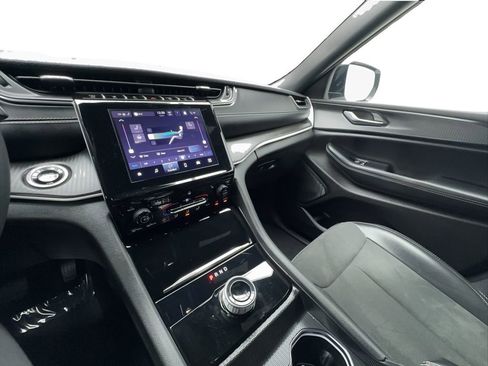 Used 2024 Jeep Grand Cherokee Altitude RWD image 41