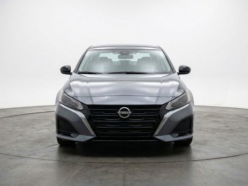 Used 2025 Nissan Altima 2.5 SV image 2