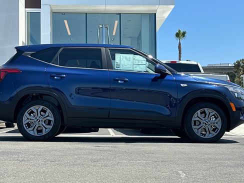 Used 2026 Kia Seltos LX AWD/4WD image 2