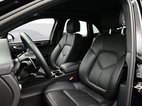 Certified 2025 Porsche Macan AWD/4WD image 5