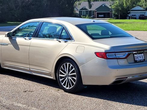 Used 2017 Lincoln Continental Select image 4
