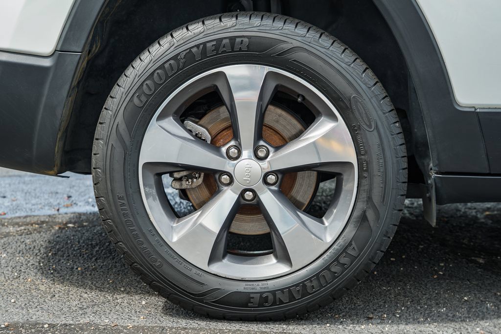 Used 2019 Jeep Cherokee Limited AWD/4WD image 19