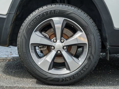 Used 2019 Jeep Cherokee Limited AWD/4WD image 19