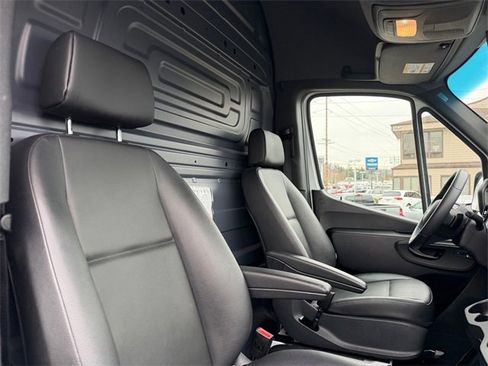 Used 2025 Mercedes-Benz Sprinter 2500 image 32