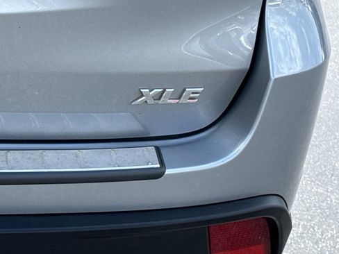 Used 2014 Toyota Highlander XLE FWD image 11