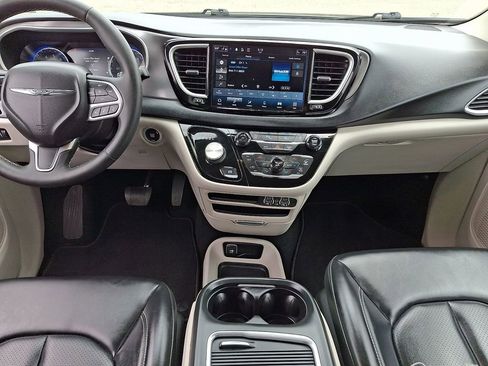 Used 2023 Chrysler Pacifica Touring-L FWD image 16