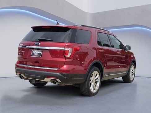 Used 2018 Ford Explorer XLT w/ Equipment Group 201A FWD image 3