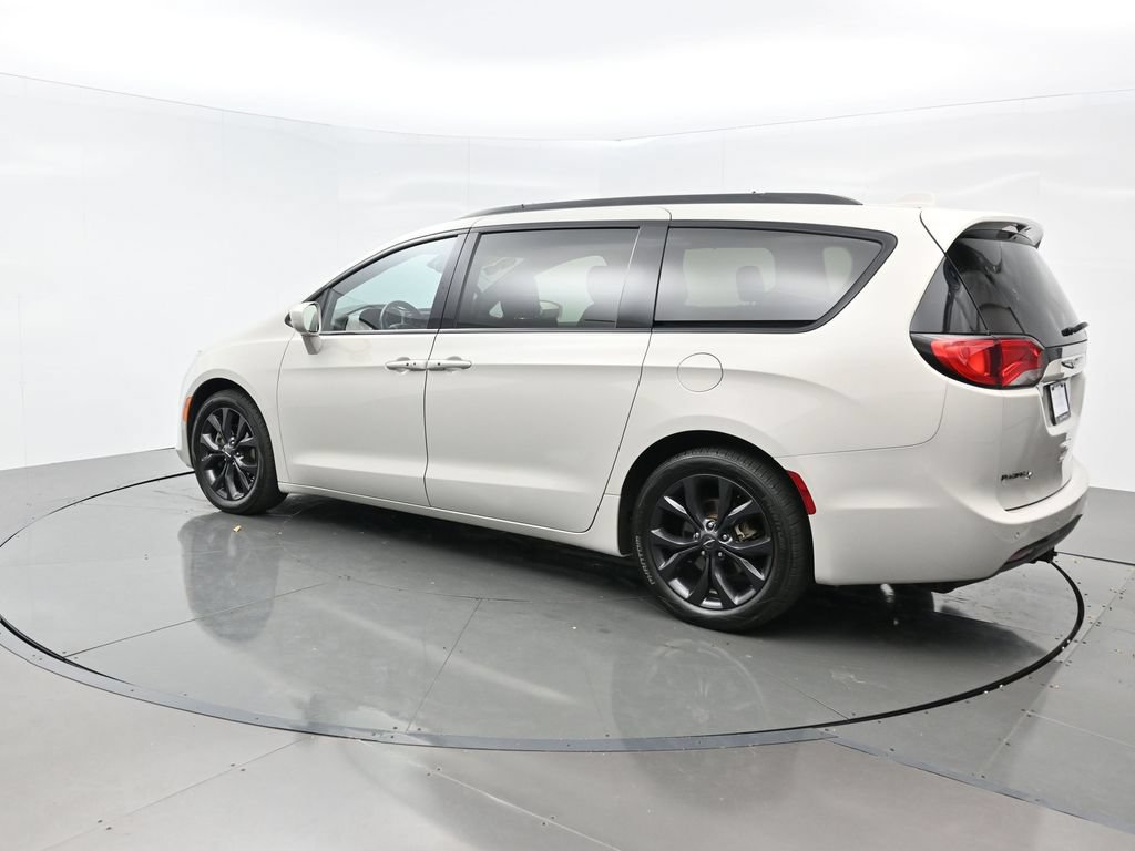 Used 2020 Chrysler Pacifica Touring-L w/ S Appearance Package FWD image 4